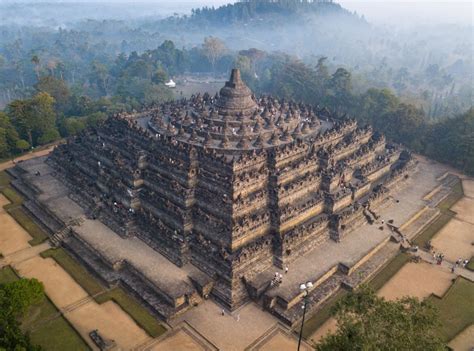 Borobudur-reliefit: Mystisten tarinoiden ja mahtipontisten monumenttien yhdistelmä!