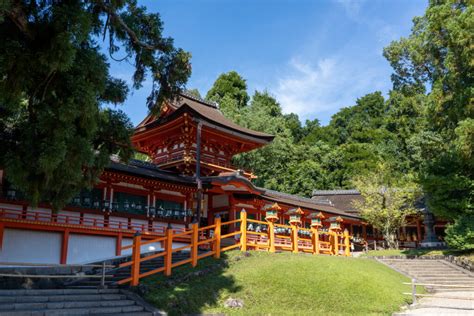  Kasuga Taisha Shrine -  Sulava Yönvalo ja Rakkaudella Luotu Arkkitehtuurin Mestariteos!